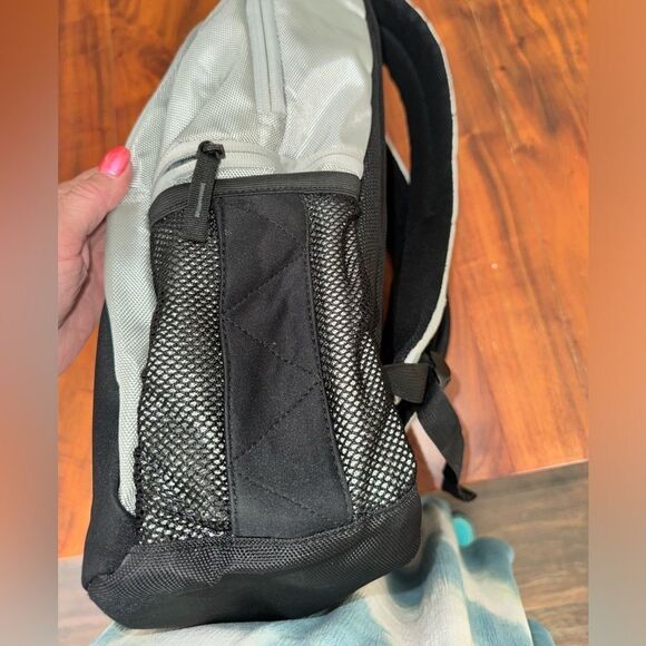 Nautica full size back pack. Lots of pockets/padded laptop compartment EUC - Picture 2 of 16